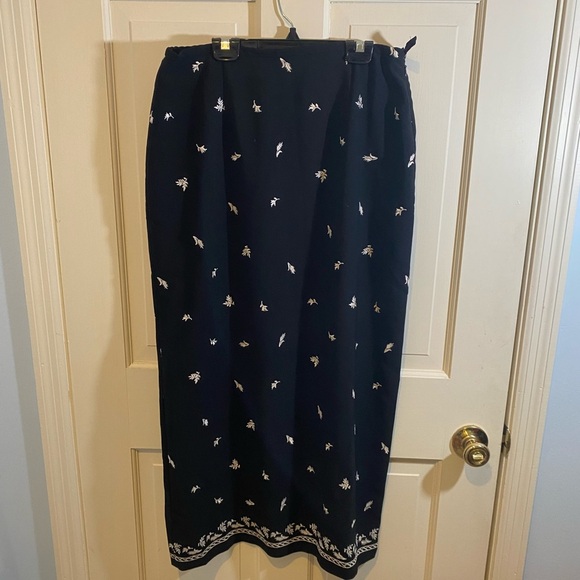 Coldwater Creek Dresses & Skirts - Coldwater Creek Black/White Floral Embroidered Skirt SIZE MEDIUM